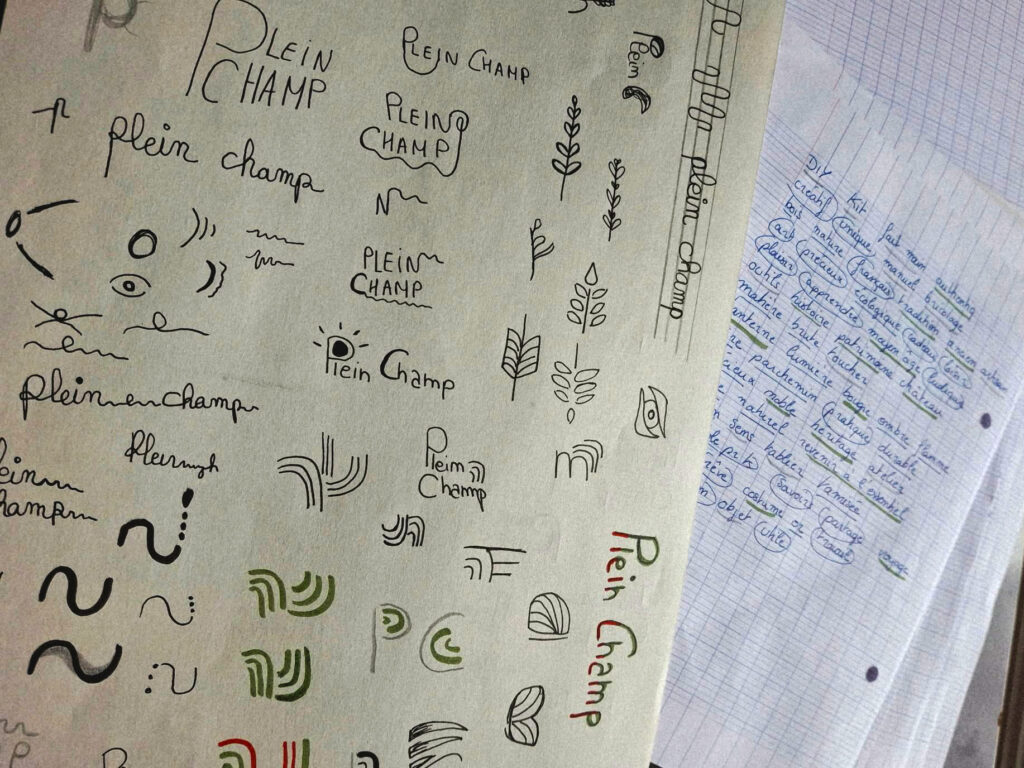 croquis recherches créatives pour un projet fictif Signé Axelle